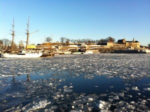 Eisschollen im Hafen vor Akershus Festning
