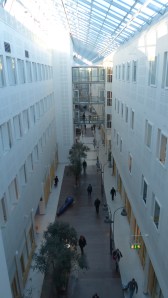 ... und in Richtung der Stationen und Polikliniken