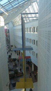 Blick von einer "Brücke" in Richtung Eingangsbereich 