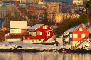 ... Häuser in wunderschönem Schwedenrot...