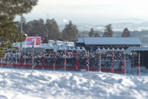 ... der Skiarena. (Ebenso mit Miniatureffekt - unscharfer Rand lässt den Mittelpunkt wie ein Spielzeugland aussehen)