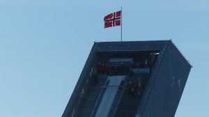 Die letzten Offiziellen springen nicht sondern fahren mit dem Aufzug runter.