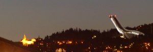 links das Grand Hotel Holmenkollen, rechts der Sprungturm in der Dämmerung