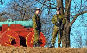 Zwei Wachsoldaten in Akershus Festning - allerdings verstehe ich immer noch nicht ganz warum sie die alten Kanonen bewacht haben und auch alle Touristen die da hoch wollten weggeschickt haben...