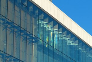 Lichtspiegelung in der Glasfasade