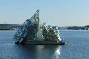 Die Skulptur aus einem anderen Blickwinkel. Sie soll an das Gemälde "Das Eismeer" von Caspar David Friedrich erinnern.