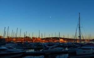 Akershus Festning und Mond hinter dem Yachthafen