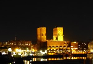 So sehen die frisch gebackenen Friedensnobelpreisträger das Rathaus (im Dezember ist Sonnenaufgang um 9 und Sonnenuntergang um 15 Uhr