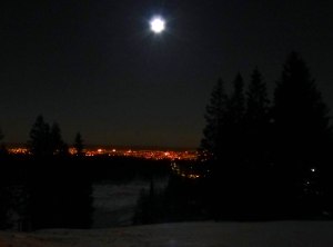 Farbspielereien mit dem Mond und der Stadt