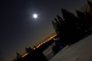 Nächtliches Oslo mit Skiabfahrt im Vordergrund