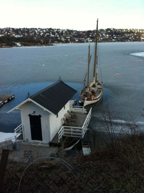 Das Eis gibt auf, bald geht das Segelboot wieder auf Touren