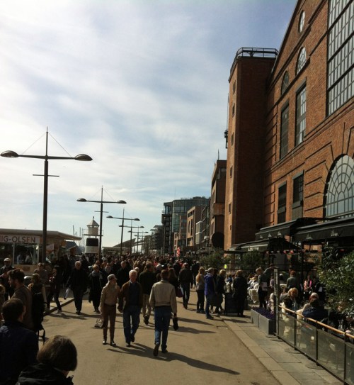 Masse folk på Aker Brygge