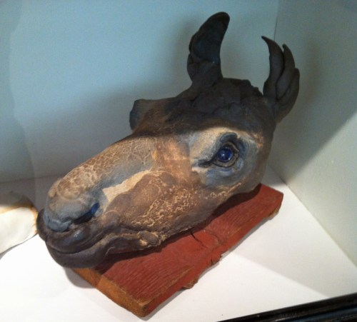 Ein Abbild des größten nordischen Hirschtieres: weiblicher Elchkopf aus Ton