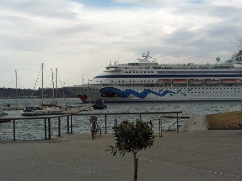 Die AIDAcara beginnt die Kreuzfahrtsaison.