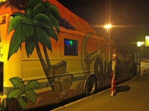 Ein "Russ" mit roter Hose, also ein Gymnasiast