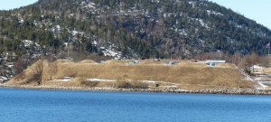 Mit den Kanonen eröffneten die Verteidiger das Feuer....