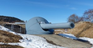 ... und trafen mit diesen 28cm Kanonen mehrfach das Schiff. Das brennende Wrack wurde noch von einigen Torpedos der, auf der nördlichen der Festungsinseln gelegenen Torpedobatterie und trieb noch einige 100 m nach Norden bevor es vor der nächsten Schäre kenterte und sank.