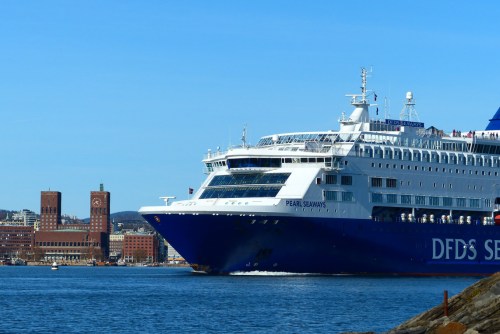 BILD: "Dänemarkfähre rammt Radhus!" :-)