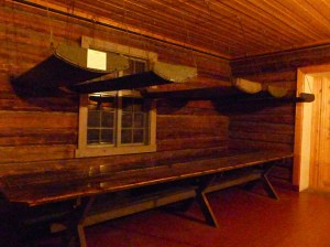 Bergbaumuseum: weiterer Esstisch und darüber Schlaf- äh naja, -möglichkeiten :-)