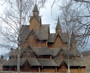 Heddal Stavkirke: 26 m hoch, 20 m lang und 16 m breit.