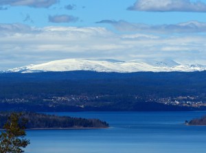 Der Tyrifjorden mit dem Hochfjell (Gebirge) im Hintergrund