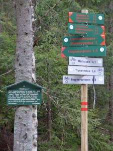 Die Loipen (rote Markierung) sind besser ausgeschildert als die Wanderwege