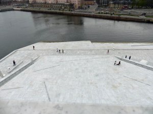 Oslo Oper: Winzlinge am Fuss des Gebæudes