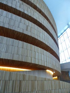 Oslo Oper: Holzbrüstung der Zugænge zum Parkett