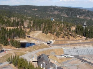 Holmenkollen-Arena, Langlauf-/Biathlonstrecke, Holmenkollenkirche und die 2. Schanze