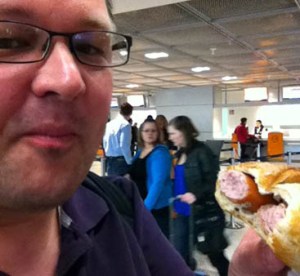 Unglaublich wie lecker so ein Paar Wiener am Frankfurter Flughafen schmecken können - nach 5 Monaten ohne ... :-)