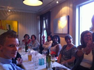 Sommerfest: rechts 2 Kolleginnen von der Plastischen Chirurgie, dann Alice, Wilmae, Josephine, Maxima und links Wilhelm von der Orthopädie 