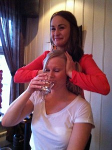 Praxistip's auf dem Sommerfest: erfolgreiche Bekämpfung von Schluckauf: Inger-Marie hält Eva-Katherine die Ohren zu und sie muss gleichzeitig ein Glas Wasser trinken 