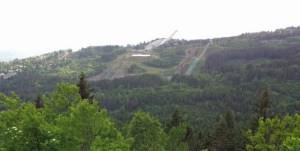 Die gesamte Skisprung (norwegisch: Skihopp) Anlage mit der Großschanze und 3 kleineren Übungsschanzen.
