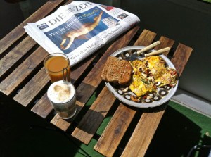 leckeres Frühstück mit viel Zeit (doppeldeutig :-) )auf meinem Balkon (mit einer der wenigen Deutschen Zeitungen die man hier bekommt.)