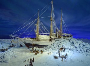 Modell der Fram im Packeis auf dem Weg zum Nordpol