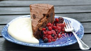 ... und Schokokuchen mit Waldbeeren