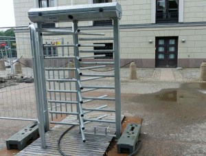 "Auftrag verfehlt - Setzen - Sechs!" Der Sinn dieses Drehkreuzes erschloss sich uns nicht so ganz :-)