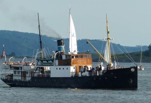reger Schiffsverkehr am Abend auf dem Oslo Fjord