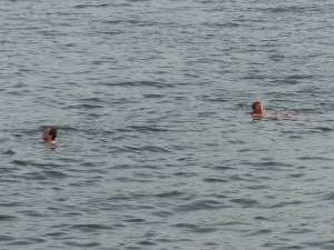 Ganz mutige springen schon ab Mai in den Fjord hab ich gehört.