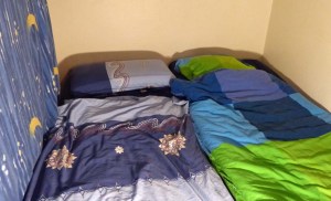 PS: Wer es nicht geglaubt hat: Hier haben schon 2 Gäste geschlafen in meinem kleinen Zimmer.
