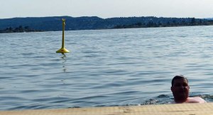 Das Beweisfoto: ich im Fjord - die Boote duerfen nicht näher als bis zu den Bojen.