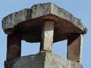 Der Kamin ist mutig gebaut und würde in Deutschland wohl nicht durchkommen...