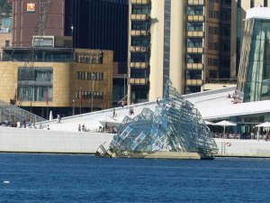 ... nach Langøya ("Eisberg" vor der Oper) ...