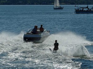 Wassersport im Sommer (die bekommen allerdings ärger, da sie knapp die Fähre gekreuzt haben. Ist wohl nicht erlaubt.)