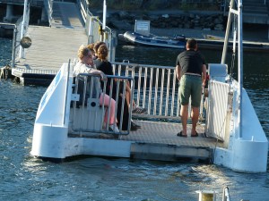 ... der Gentleman kurbelt um die Damen überzusetzen.