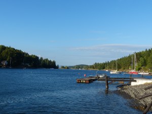 Die Motor- und Segelboote müssen Rücksicht auf die Fähre nehmen und langsam ...