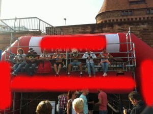 Michelsmess 2013: Wer es die ganze Messe aushælt, gewinnt ein Auto! "Verrueckte" auf dem "Schaubalken"