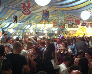 ...heizen der Menge...