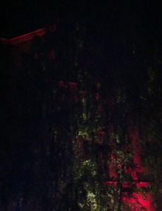 noch etwas unscheinbar: Beleuchtete Hausfassade