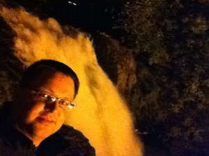 Portrait vor einem Wasserfall